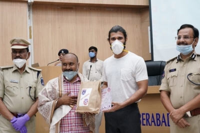 Vijay Deverakonda Felicitates Plasma Donors - 4 of 6