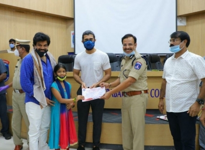 Vijay Deverakonda Felicitates Plasma Donors - 5 of 6