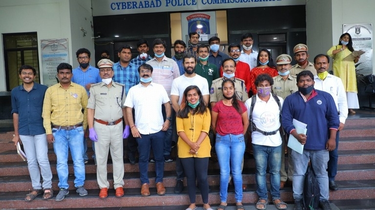 Vijay Deverakonda Felicitates Plasma Donors - 1 / 6 photos