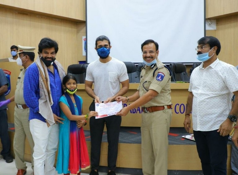 Vijay Deverakonda Felicitates Plasma Donors - 5 / 6 photos