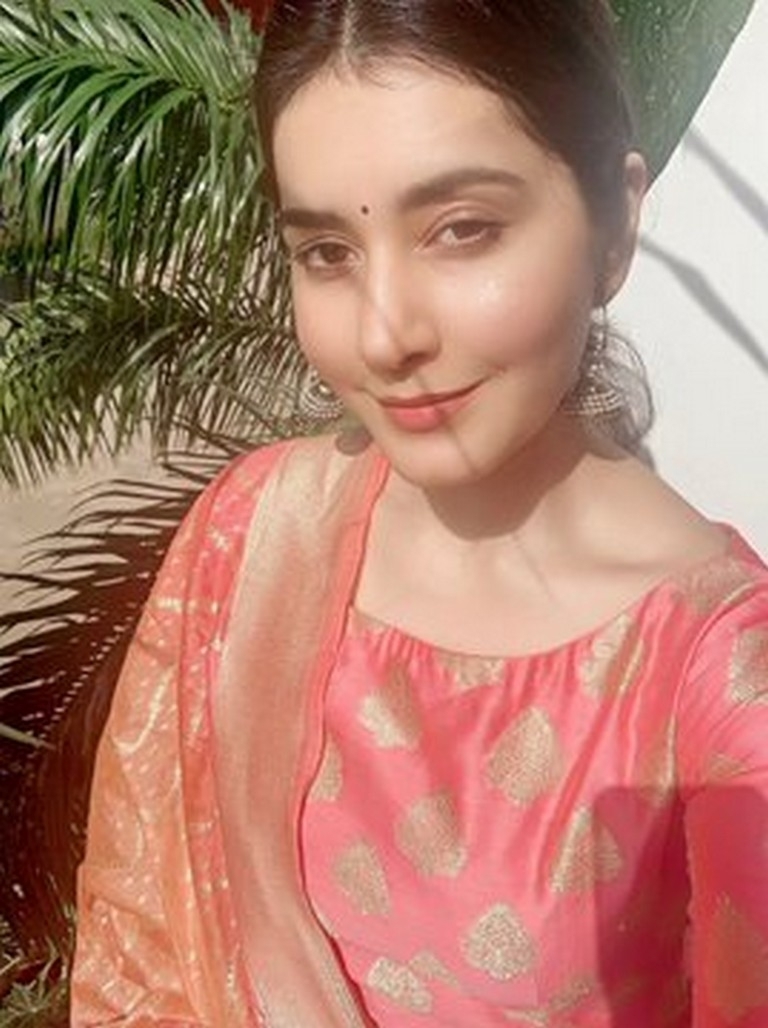 Rashi Khanna Photos - 2 / 4 photos