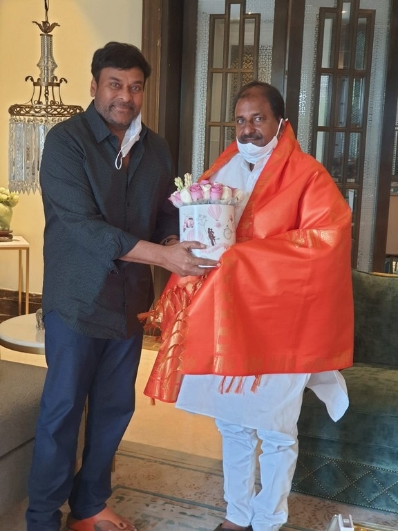 AP BJP President Somu Veerraju meets Megastar Chiranjeevi - 1 / 4 photos