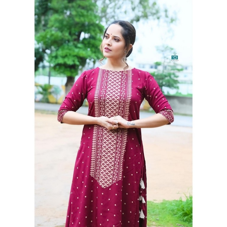 Anasuya Bharadwaj Pics - 5 / 11 photos
