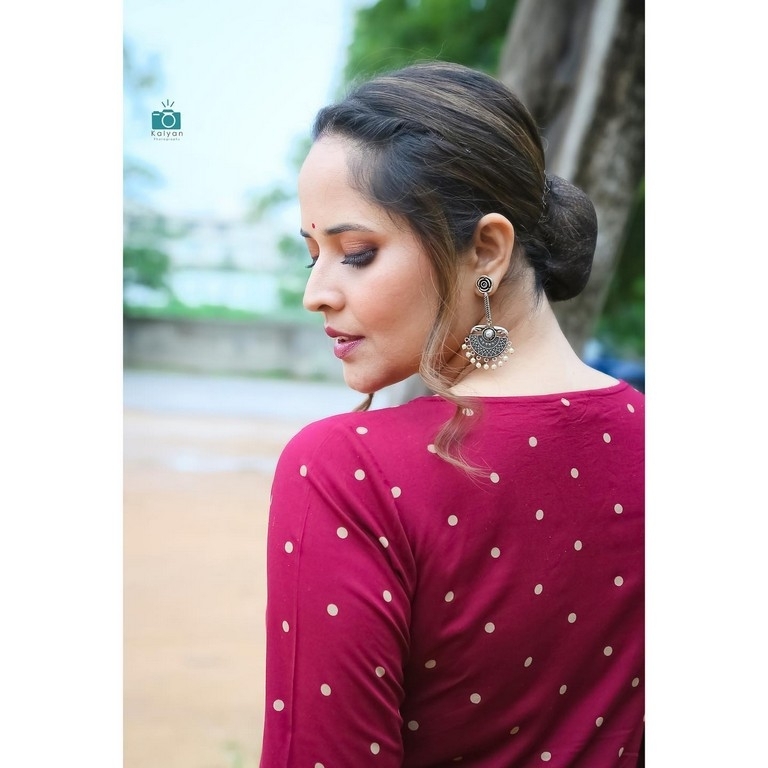 Anasuya Bharadwaj Pics - 6 / 11 photos