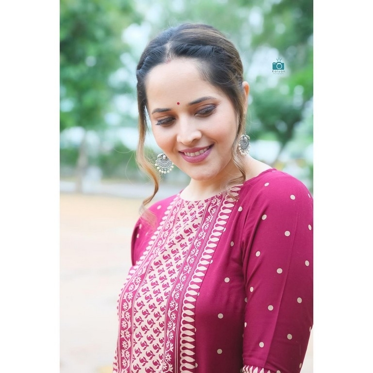 Anasuya Bharadwaj Pics - 9 / 11 photos