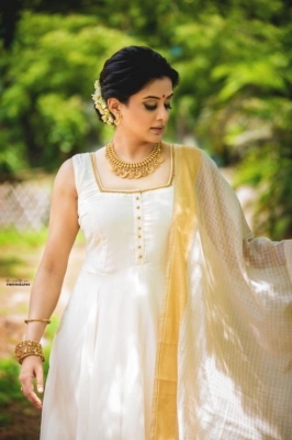 Priya Mani New Gallery - 1 of 8