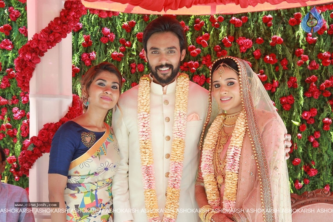 Arav - Raahei Wedding Reception - 16 / 22 photos