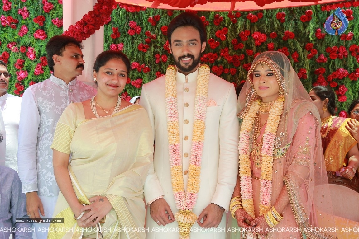 Arav - Raahei Wedding Reception - 18 / 22 photos