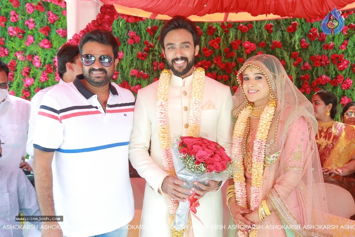 Arav - Raahei Wedding Reception - 19 / 22 photos