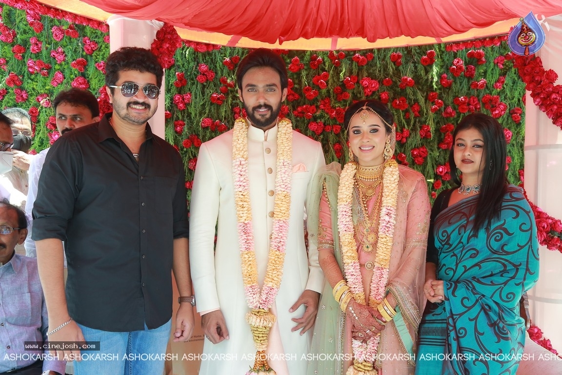 Arav - Raahei Wedding Reception - 20 / 22 photos