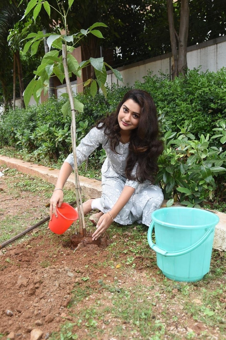 Payal Rajput Green India Challenge - 1 / 4 photos