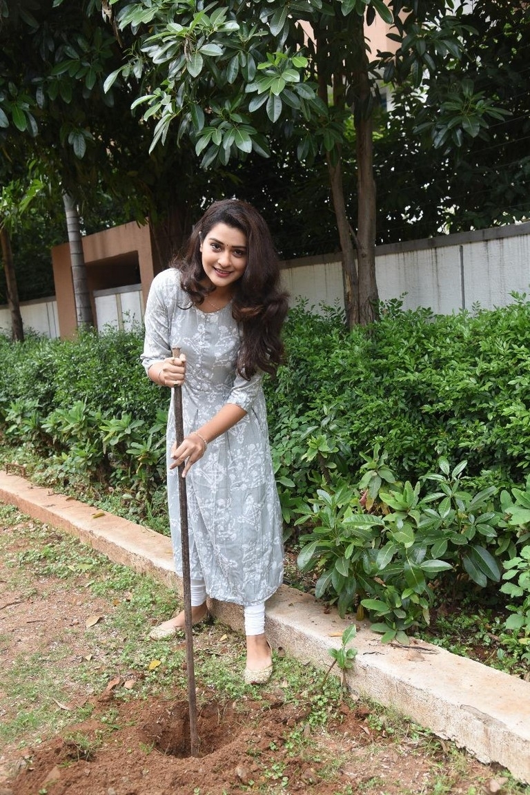 Payal Rajput Green India Challenge - 3 / 4 photos