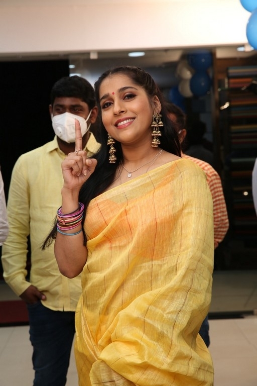 Rashmi Gautam at Lenin House First Anniversary - 5 / 16 photos