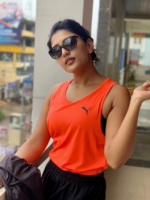 Eesha Rebba Photos - 2 / 4 photos