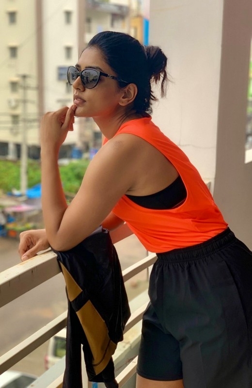 Eesha Rebba Photos - 4 / 4 photos