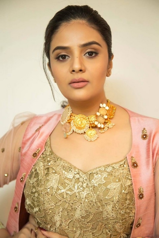 Sreemukhi Photos - 2 / 5 photos