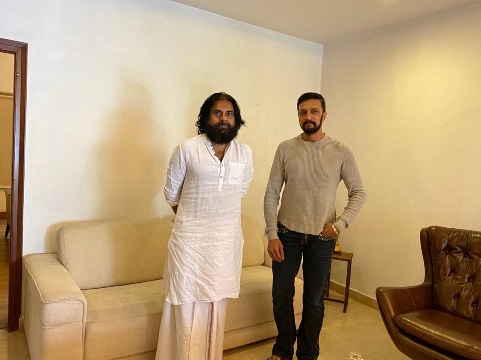 Kichcha Sudeep meets Pawan Kalyan - 3 / 8 photos