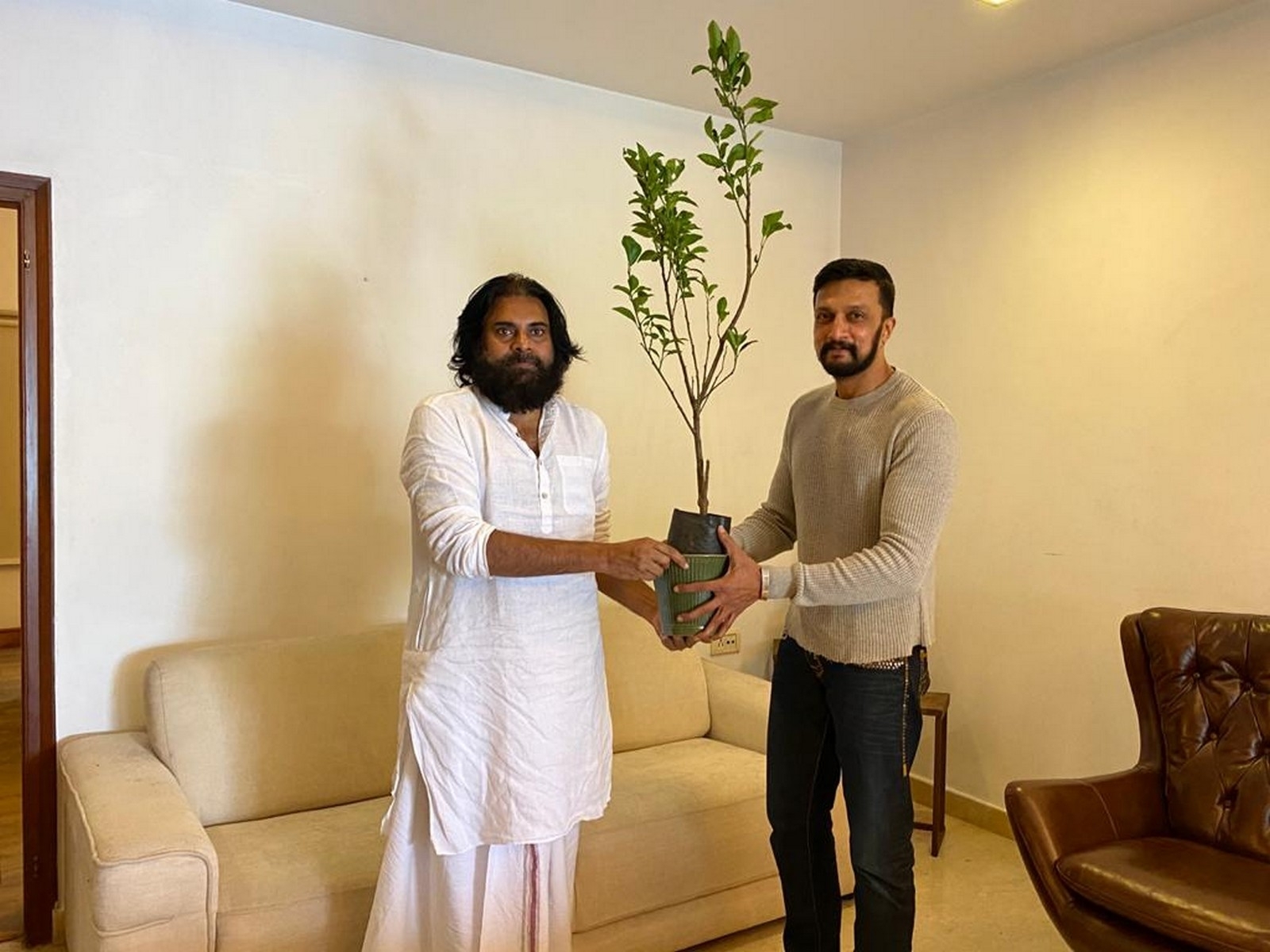 Kichcha Sudeep meets Pawan Kalyan - 4 / 8 photos