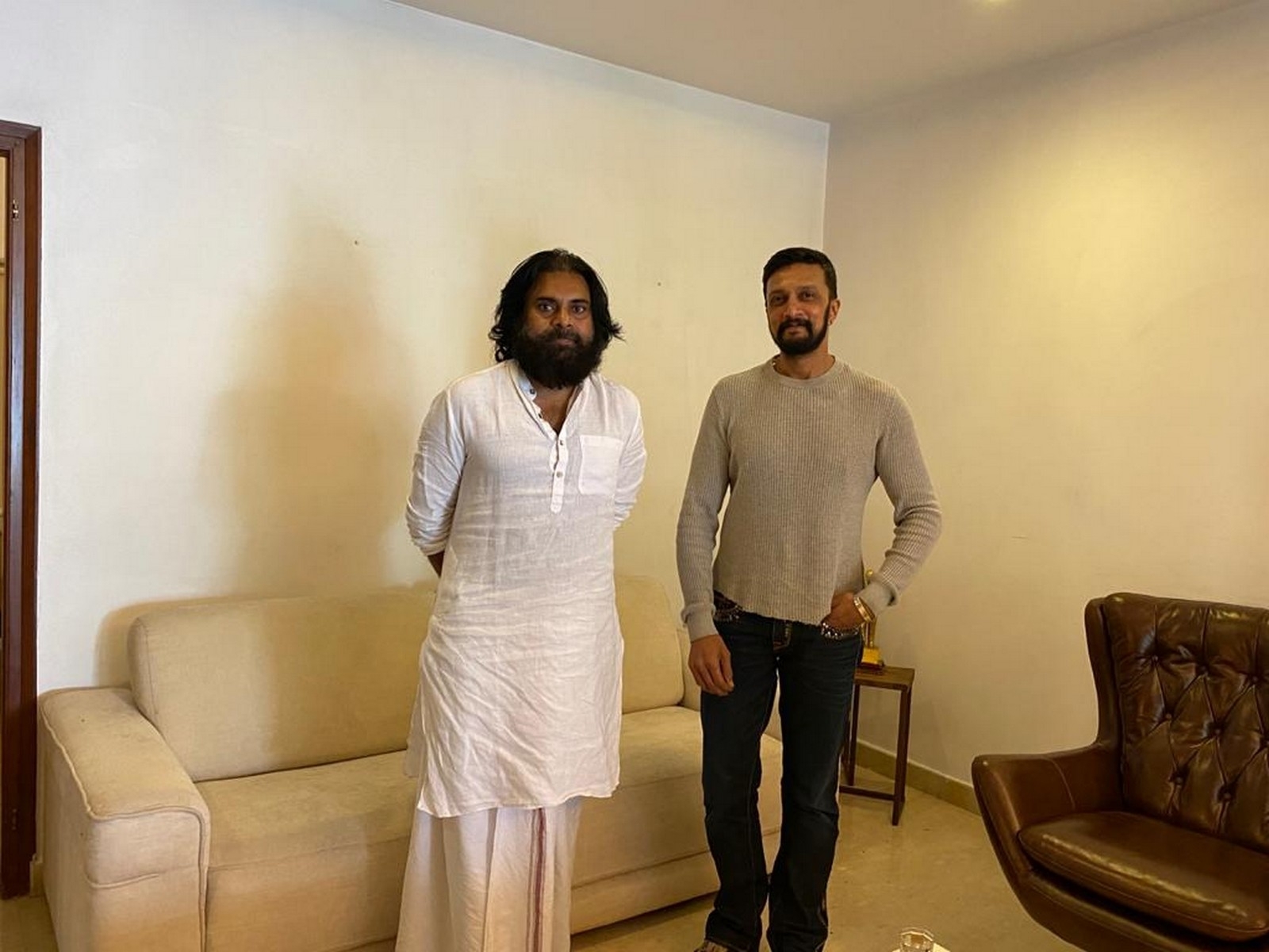 Kichcha Sudeep meets Pawan Kalyan - 5 / 8 photos