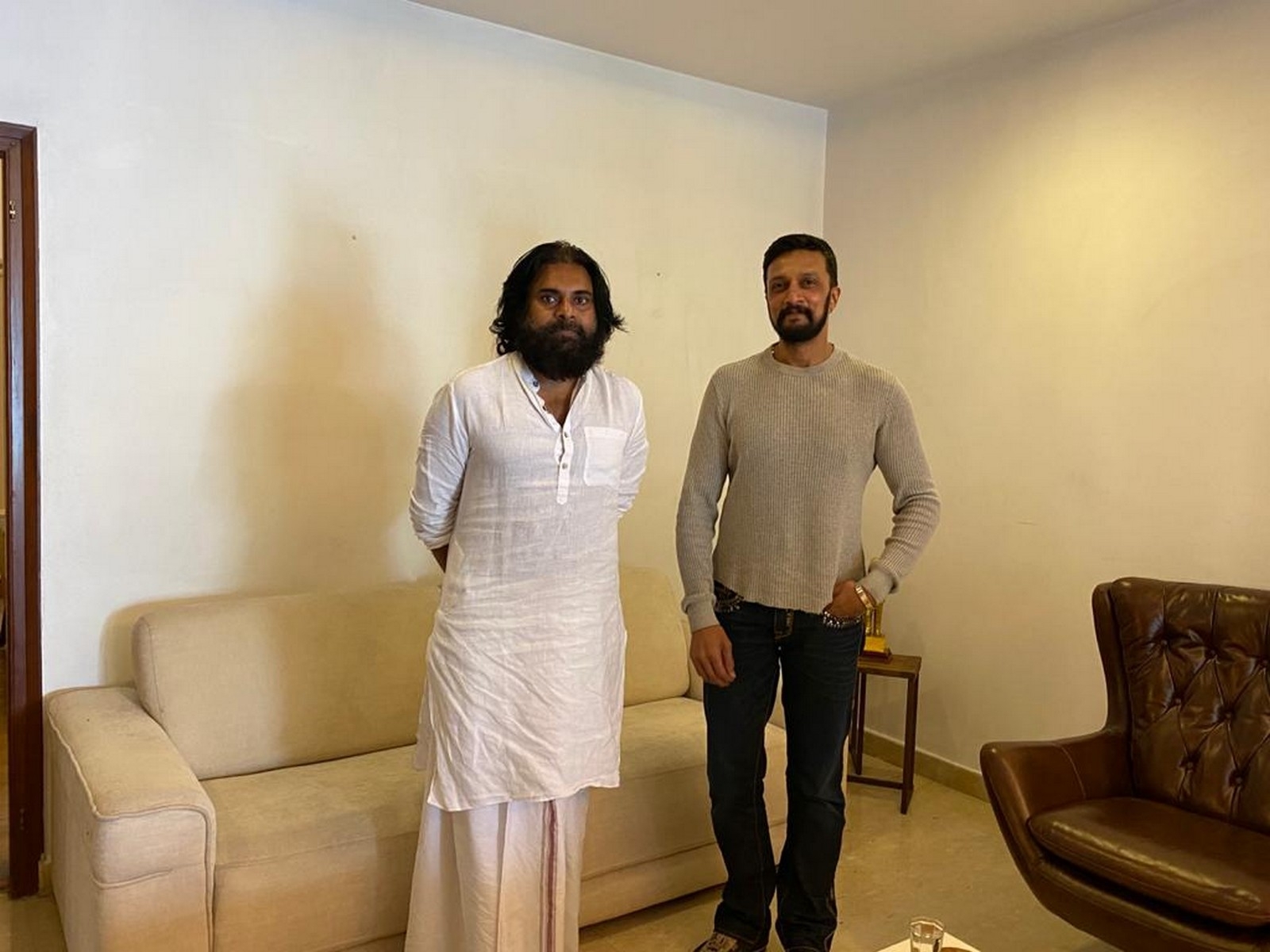 Kichcha Sudeep meets Pawan Kalyan - 7 / 8 photos