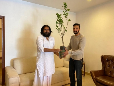 Kichcha Sudeep meets Pawan Kalyan - 4 of 8