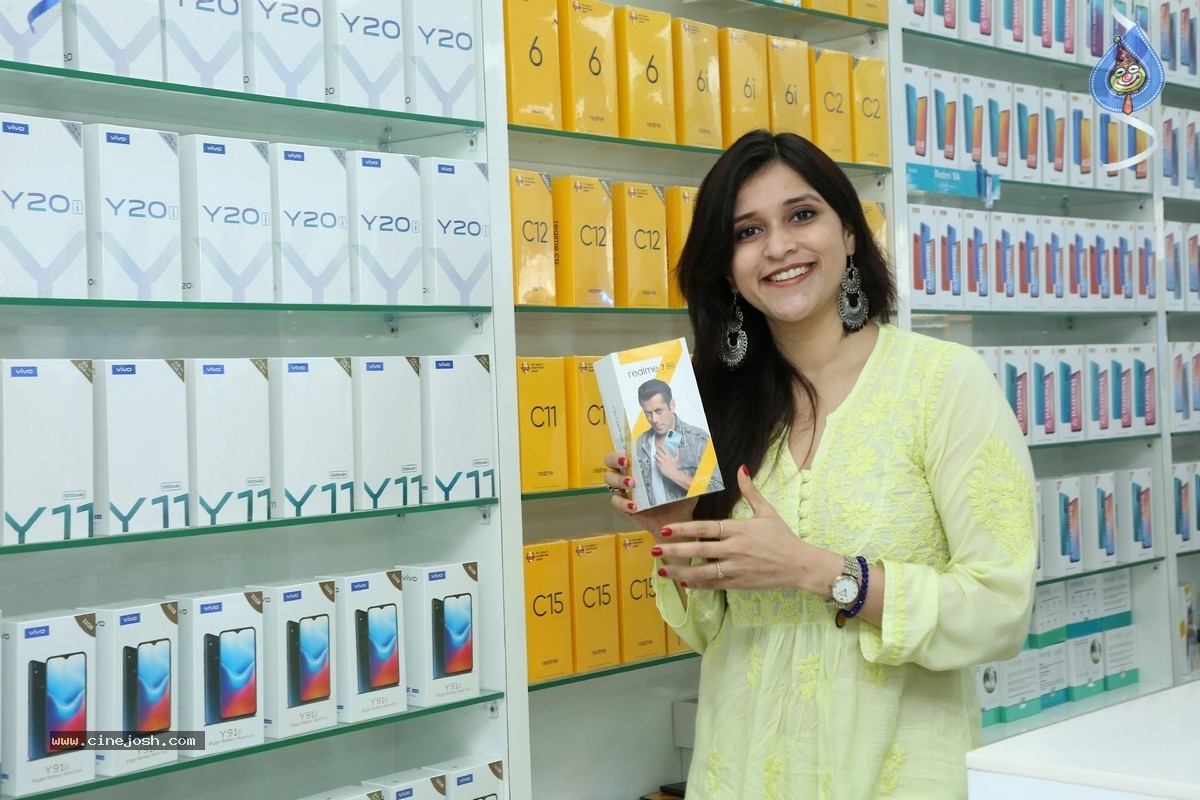 Mannara Chopra Inaugurated 55th Cellbay Multi Brand Mobile Store - 1 / 15 photos