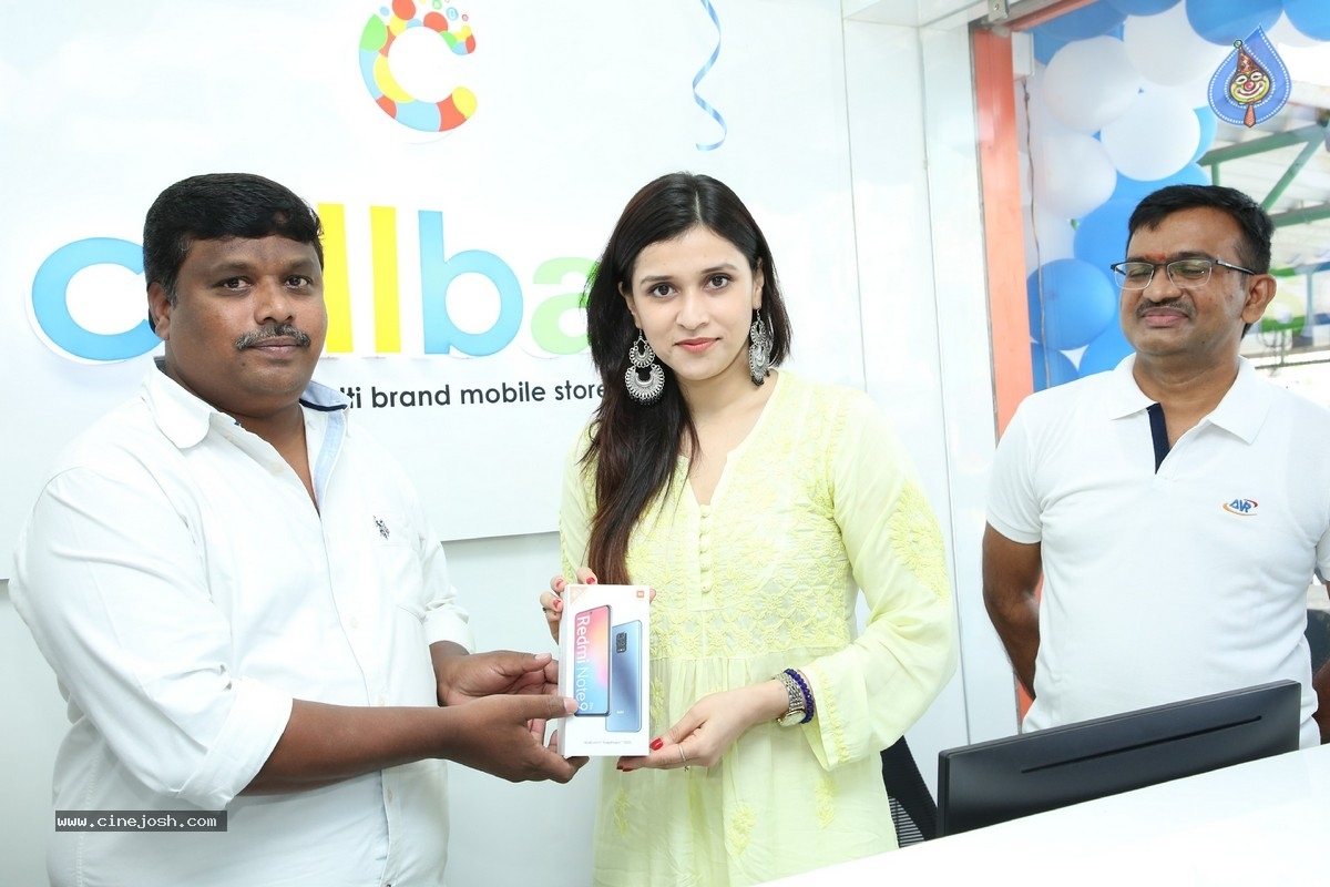 Mannara Chopra Inaugurated 55th Cellbay Multi Brand Mobile Store - 2 / 15 photos