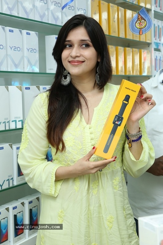 Mannara Chopra Inaugurated 55th Cellbay Multi Brand Mobile Store - 4 / 15 photos