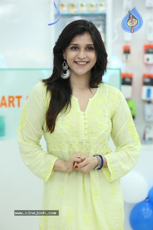 Mannara Chopra Inaugurated 55th Cellbay Multi Brand Mobile Store - 6 / 15 photos