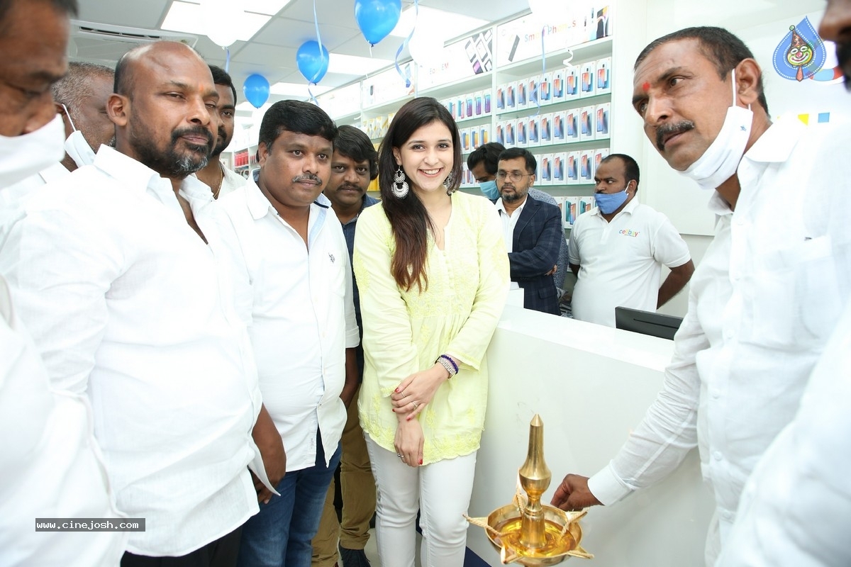 Mannara Chopra Inaugurated 55th Cellbay Multi Brand Mobile Store - 8 / 15 photos