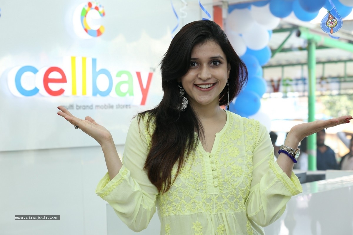 Mannara Chopra Inaugurated 55th Cellbay Multi Brand Mobile Store - 9 / 15 photos