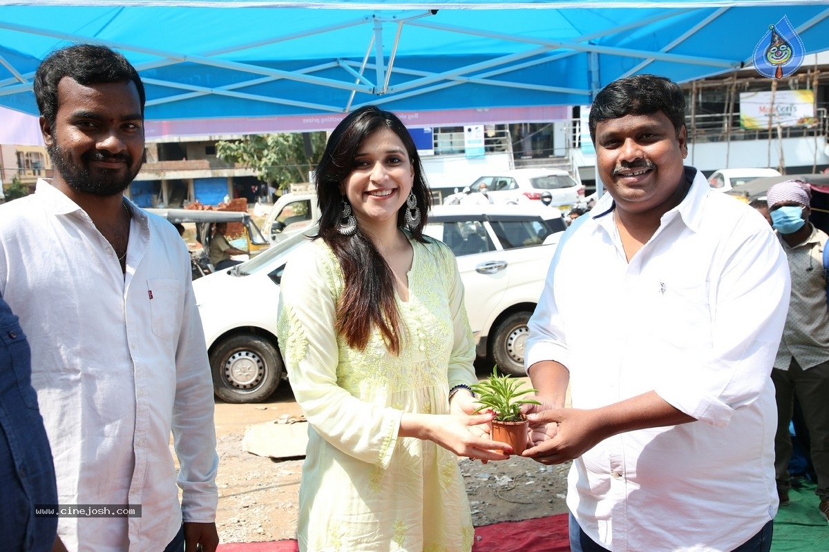 Mannara Chopra Inaugurated 55th Cellbay Multi Brand Mobile Store - 11 / 15 photos