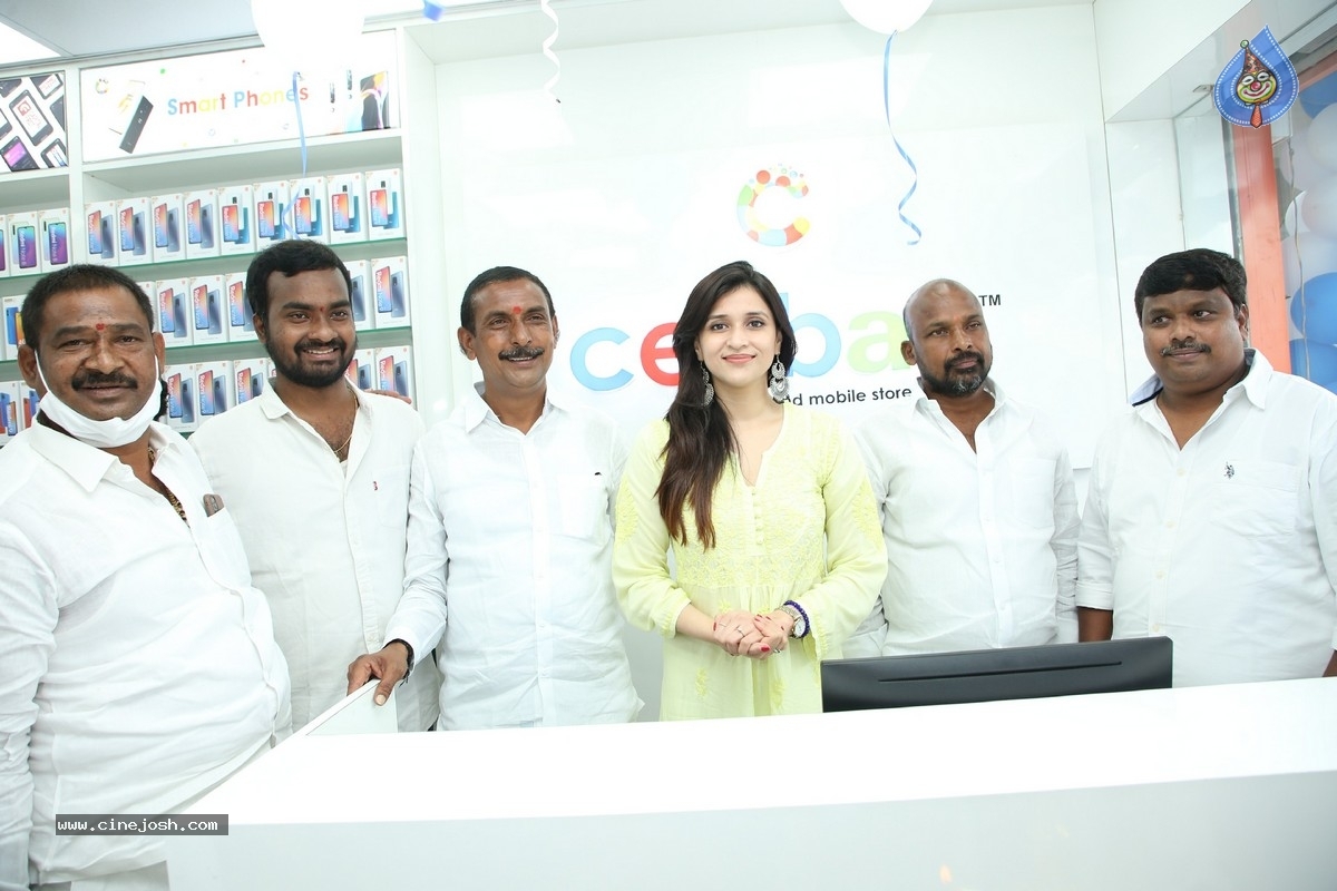 Mannara Chopra Inaugurated 55th Cellbay Multi Brand Mobile Store - 12 / 15 photos