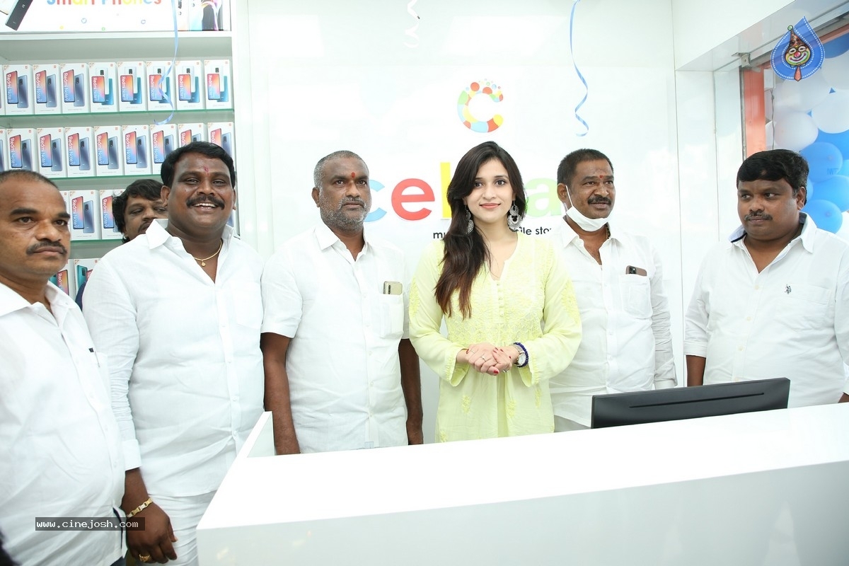 Mannara Chopra Inaugurated 55th Cellbay Multi Brand Mobile Store - 13 / 15 photos