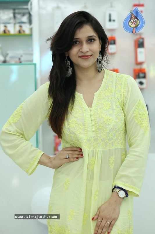 Mannara Chopra Inaugurated 55th Cellbay Multi Brand Mobile Store - 14 / 15 photos