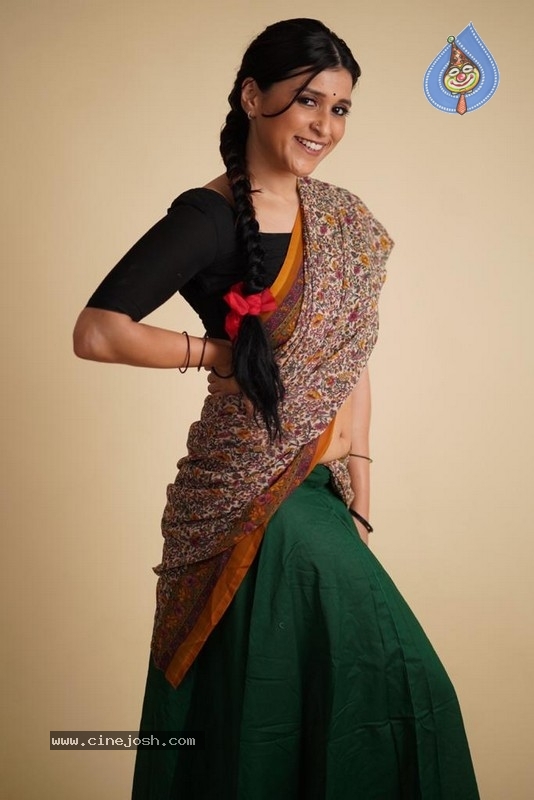 Mannara Chopra Photo Shoot - 6 / 9 photos