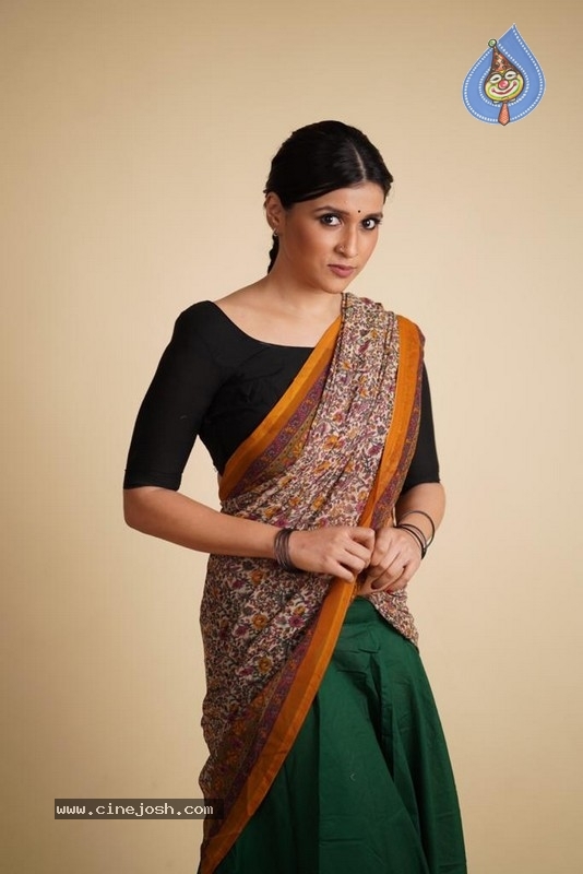 Mannara Chopra Photo Shoot - 7 / 9 photos