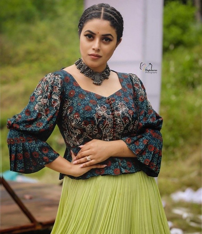 Poorna New Photos - 6 / 10 photos