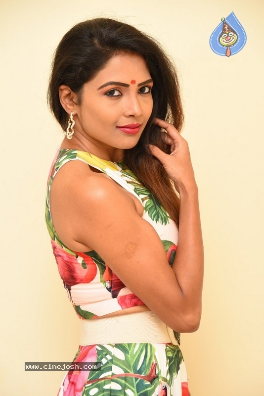 Sabina Jasmin Photos - 19 / 20 photos