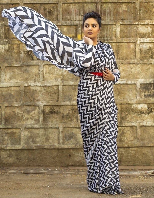 Sreemukhi Photos - 4 / 8 photos