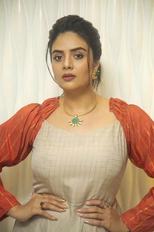 Sreemukhi Photos - 7 / 7 photos