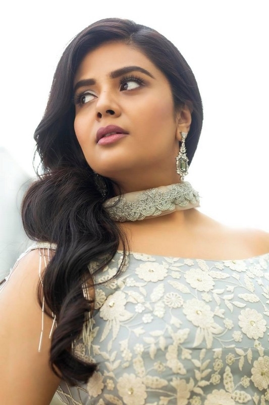 Sreemukhi Photos - 4 / 7 photos