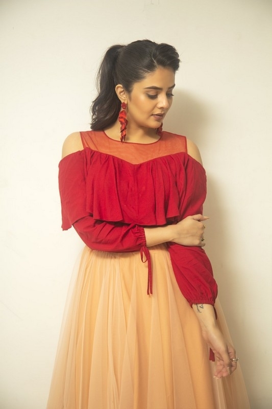 Sreemukhi Photos - 4 / 6 photos