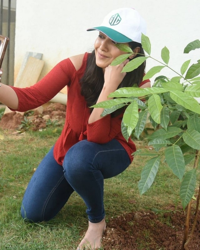Catherine Tresa accepted Green India Challenge - 1 / 4 photos
