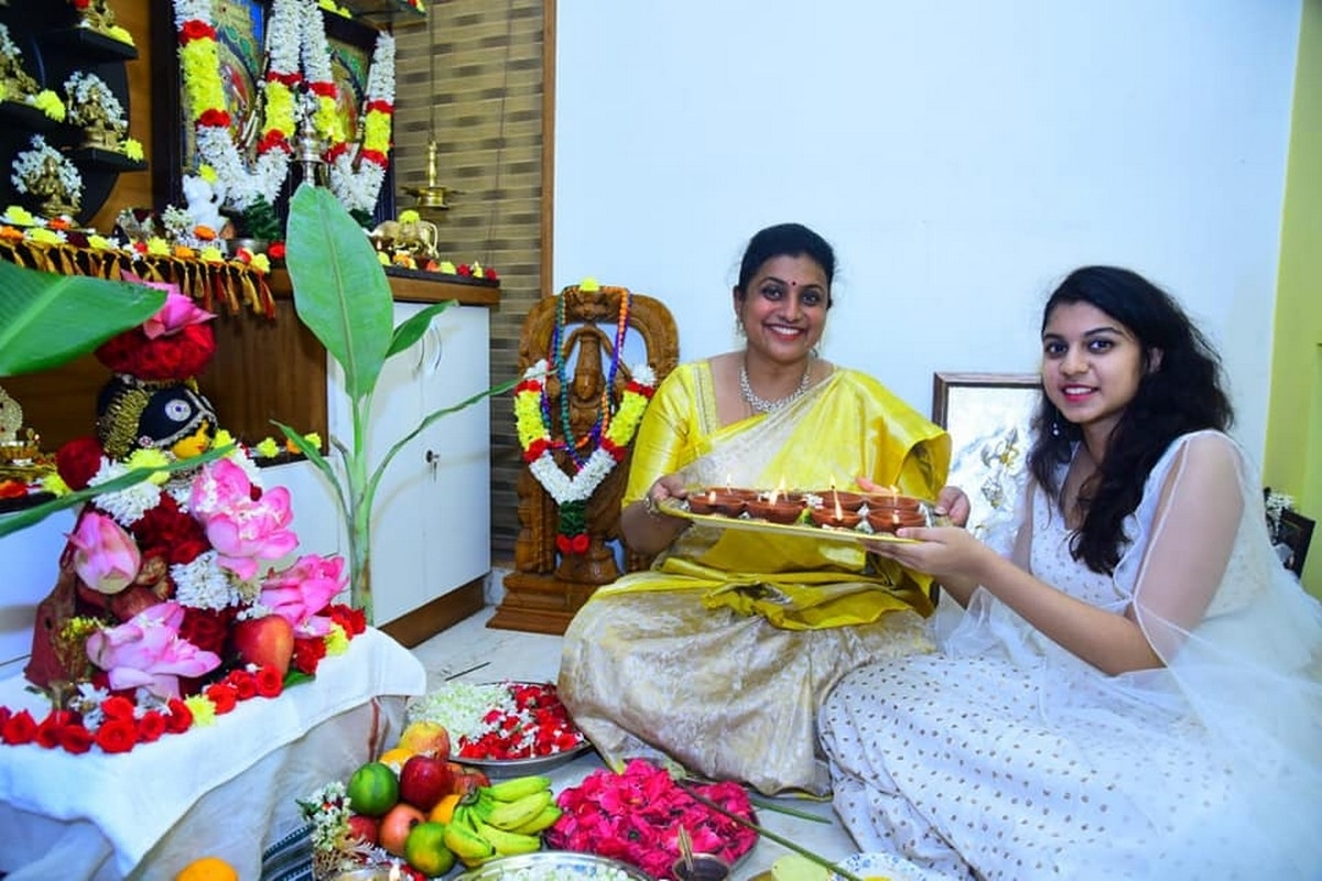 Celebrities Diwali Celebrations - 18 / 21 photos