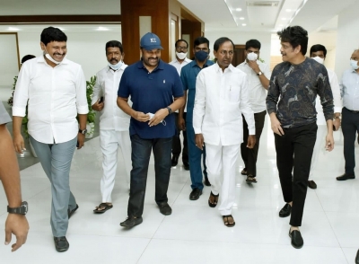 Chiranjeevi and Nagarjuna meets Telangana CM KCR - 1 of 4