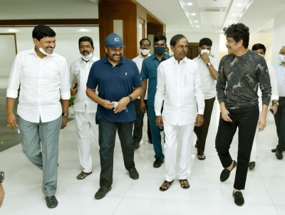 Chiranjeevi and Nagarjuna meets Telangana CM KCR - 2 of 4