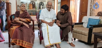 Chiru Meets K Viswanath - 2 of 20