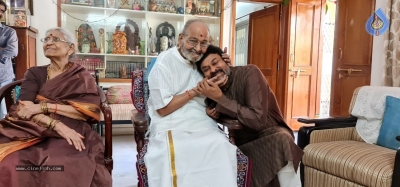 Chiru Meets K Viswanath - 11 of 20