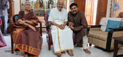 Chiru Meets K Viswanath - 13 of 20